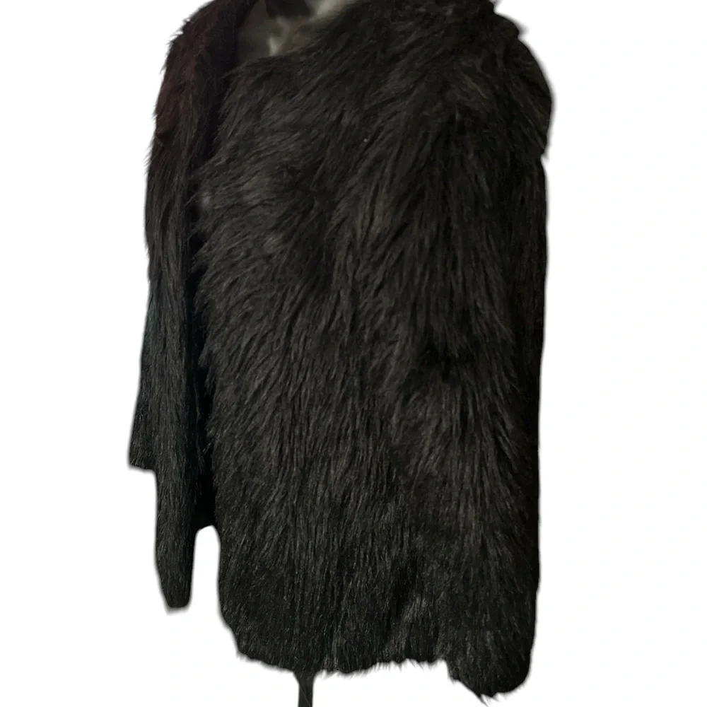 Luxurious Women’s Black Faux Fur Coat - Picture 4 of 6